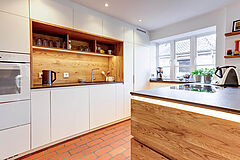 Küchen-Referenz "Offene Massivholzküche in Bargteheide" als Wohnküche von der Möbeltischlerei woodendesign in Hamburg