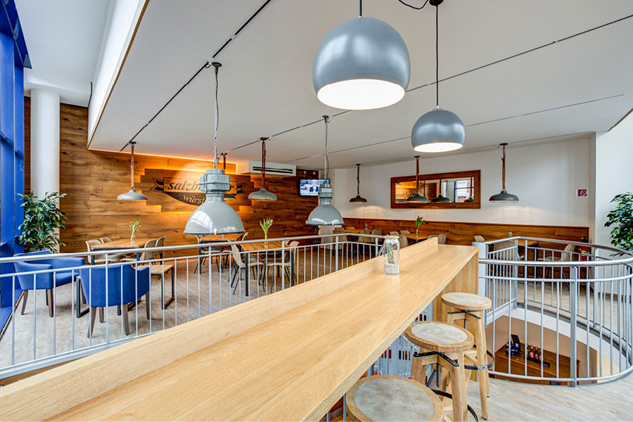 Objekteinrichtung für Ladenbau & Gastronomie - Event-Küche aus Altholz mit langen, edlen Speisetischen - Möbeltischlerei woodendesign feine Möbel aus Hamburg