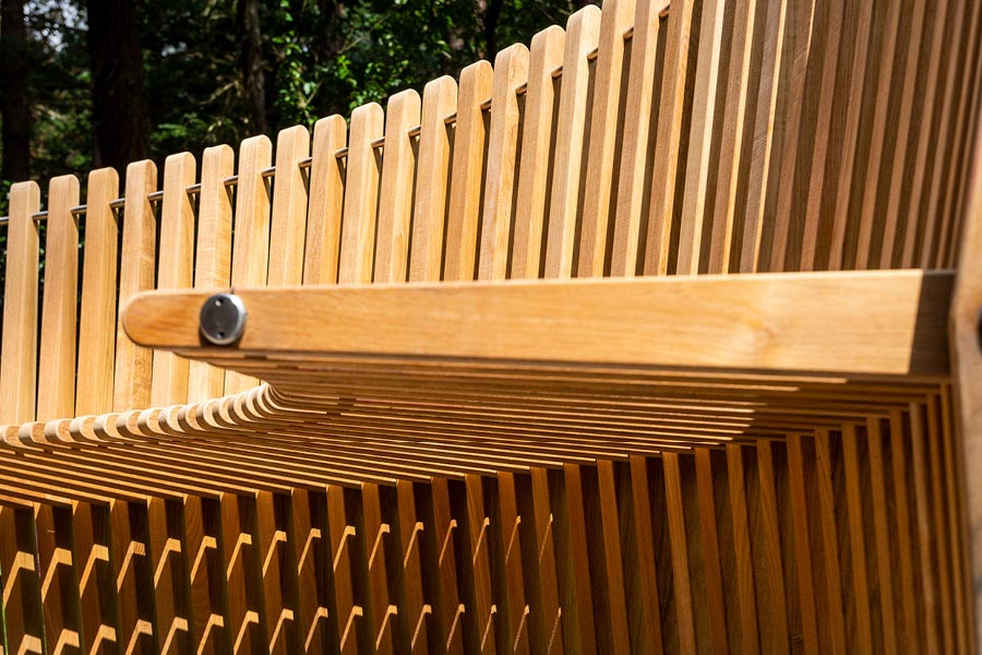 runde Sitzbank mit Holzlamellen - Ihre Möbeltischlerei in Hamburg für Wohnmöbel im Garten - woodendesign feine Möbel 
