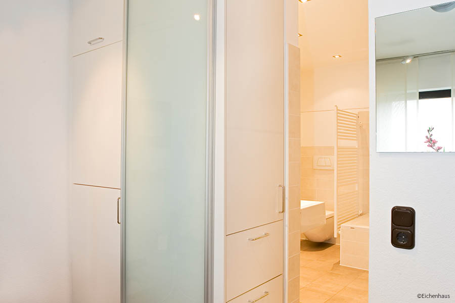 Schiebetüren als Sichtschutz für Badezimmer - Ihre Möbeltischlerei in Hamburg für Wohnmöbel im Schlafzimmer - Schlafzimmermöbel und Betten - Schlafzimmereinrichtungen aus natürlichem Holz - woodendesign feine Möbel