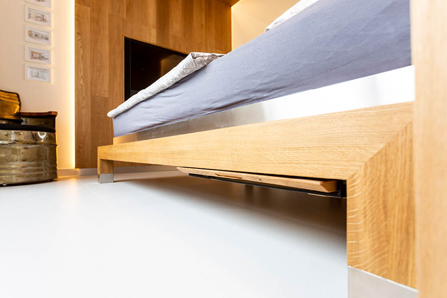 Bett mit integriertem Nachttisch - Ihre Möbeltischlerei in Hamburg für Wohnmöbel im Schlafzimmer - Schlafzimmermöbel und Betten - Schlafzimmereinrichtungen aus natürlichem Holz - woodendesign feine Möbel