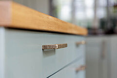 Landhausküche in Salbeigrün, Hamburg Altona | maßgefertigt von der Möbeltischlerei woodendesign – hochwertige eckige Möbelgriffe aus Metall