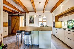 Referenz "Küche mit frei­stehender Kücheninsel" als Wohnküche von der Möbeltischlerei woodendesign in Hamburg