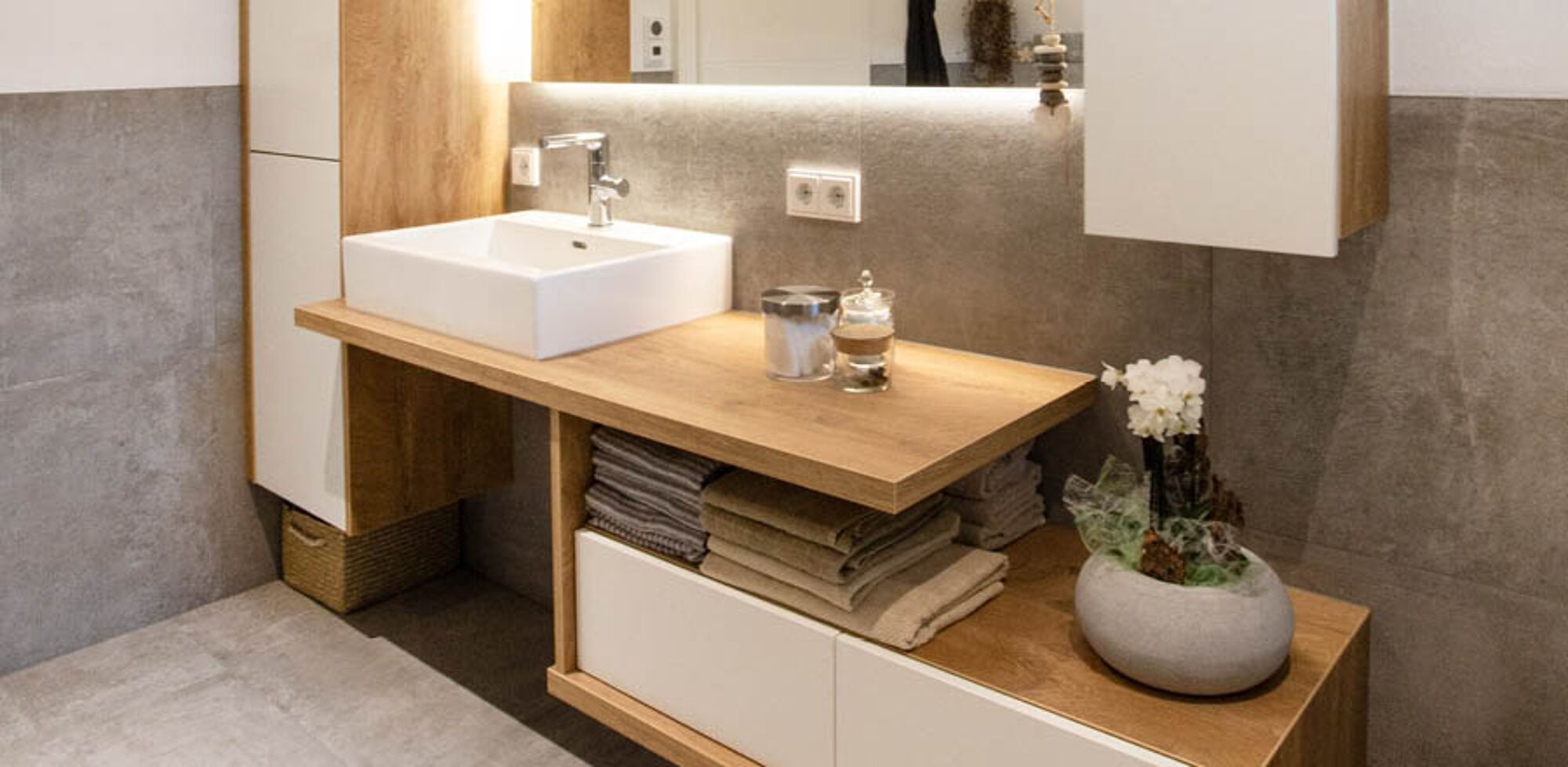 Holz im Badezimmer – angenehm in der Haptik, zuverlässig im Alltag | Aktuelles – Trends – News im Dezember 2025 | Möbeltischlerei Tischlerei Möbeltischler Möbelmanufaktur Hamburg