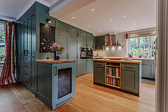 Landhausküche in Salbeigrün, Hamburg Altona | maßgefertigt von der Möbeltischlerei woodendesign – Weinkühlschrank mit passender Küchenfront