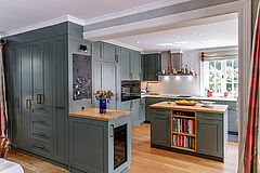 Landhausküche in Salbeigrün, Hamburg Altona | maßgefertigt von der Möbeltischlerei woodendesign – harmonische Farbkombination von Salbeigrün und warmen Holznuancen