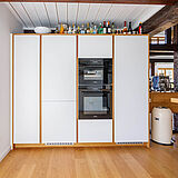 Hochschrankwand in Weiß und Holz mit Backofen und Dampfgarer, Abschluss unter den Deckenbalken