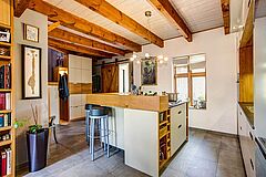 Referenz "Küche mit frei­stehender Kücheninsel" als Wohnküche von der Möbeltischlerei woodendesign in Hamburg