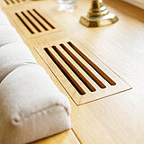 Landhausküche in Salbeigrün, Hamburg Altona | maßgefertigt von der Möbeltischlerei woodendesign – Fensterbank aus Eichenholz als Fortführung der Arbeitsplatte