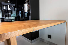 Küchen-Referenz "Hochglanzküche in Hamburg HafenCity" Tischplatte verlängert | Möbeltischlerei woodendesign in Hamburg