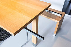 Küchen-Referenz "Hochglanzküche in Hamburg HafenCity" Tischplattenverlängerung Metallstreben | Möbeltischlerei woodendesign in Hamburg