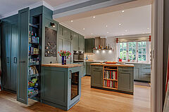 Landhausküche in Salbeigrün, Hamburg Altona | maßgefertigt von der Möbeltischlerei woodendesign – Apothekerschrank / Apothekerauszug für Stauraum & Vorräte