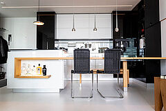 Küchen-Referenz "Hochglanzküche in Hamburg HafenCity" in schwarz-weiß-Optik | Möbeltischlerei woodendesign in Hamburg