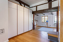 Maßgefertigte Schrankfläche im Flurbereich, passend zur Küche in Weiß und Holz im Fachwerkhaus