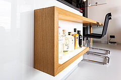 Küchen-Referenz "Hochglanzküche in Hamburg HafenCity" offenes Regal Spirituosen | Möbeltischlerei woodendesign in Hamburg