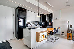 Küchen-Referenz "Hochglanzküche in Hamburg HafenCity" Tischplattenverlängerung heruntergeklappt | Möbeltischlerei woodendesign in Hamburg