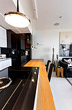 Küchen-Referenz "Hochglanzküche in Hamburg HafenCity" BORA Arbeitsplatte schwarz | Möbeltischlerei woodendesign in Hamburg