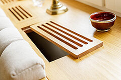 Landhausküche in Salbeigrün, Hamburg Altona | maßgefertigt von der Möbeltischlerei woodendesign – Fensterbank mit Lüftungsschlitzen