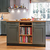 Landhausküche in Salbeigrün, Hamburg Altona | maßgefertigt von der Möbeltischlerei woodendesign –Kücheninsel mit offenem Fach & vielen Schubladen