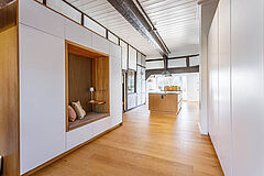 Maßgefertigte Einbauwand mit Sitznische im Fachwerkhaus, geplant und gebaut von der woodendesign Möbeltischlerei.