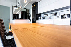 Küchen-Referenz "Hochglanzküche in Hamburg HafenCity" massive Tischplatte vom Tischler / Schreiner | Möbeltischlerei woodendesign in Hamburg