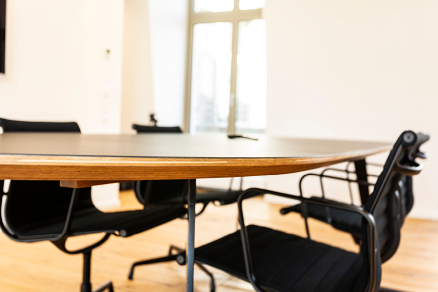 Büro Konferenzraum Konferenztisch Schreibtisch natürliches Raumklima Holzmöbel Möbeltischlerei woodendesign Tischler Möbeltischler Möbelmanufaktur Hamburg