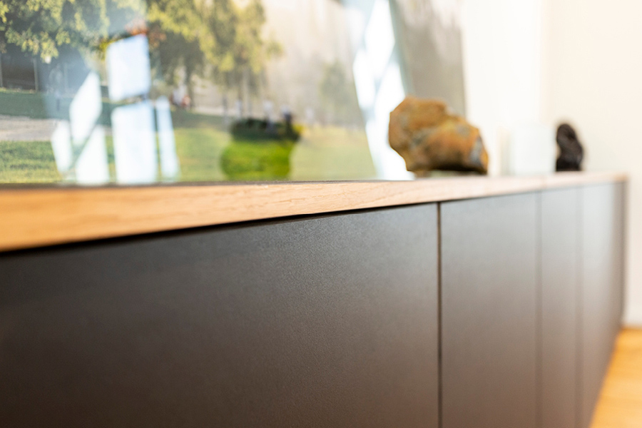 Büro Konferenzraum Sideboard Regale natürliches Raumklima Holzmöbel Möbeltischlerei woodendesign Tischler Möbeltischler Möbelmanufaktur Hamburg