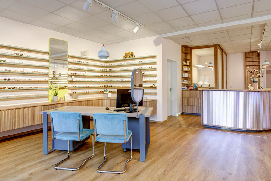 Individueller Ladenbau Ladengeschäft Planung Massivholz Optiker Beratungstisch Ladentheke Ladentresen Regale Schubladen Möbeltischlerei Hamburg woodendesign feine Möbel Tischlerei