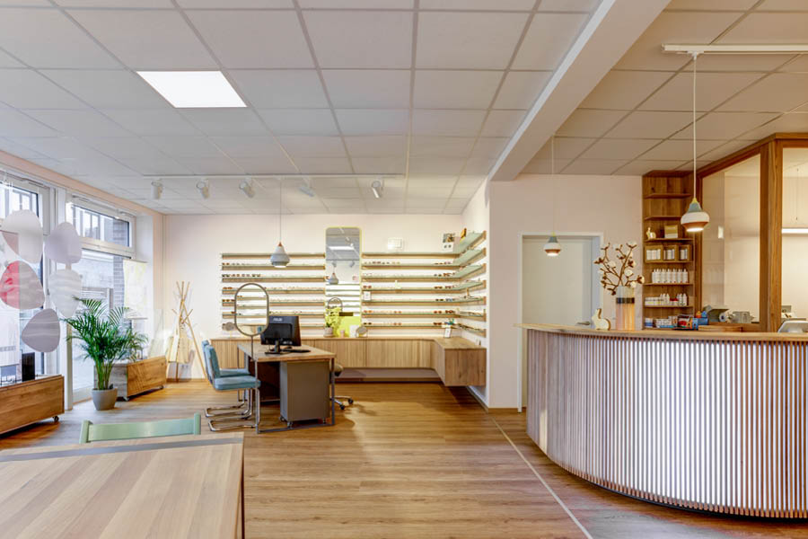 Individueller Ladenbau Ladengeschäft Planung Massivholz Optiker Beratungstisch Ladentheke Ladentresen Regale Schubladen Möbeltischlerei Hamburg woodendesign feine Möbel Tischlerei