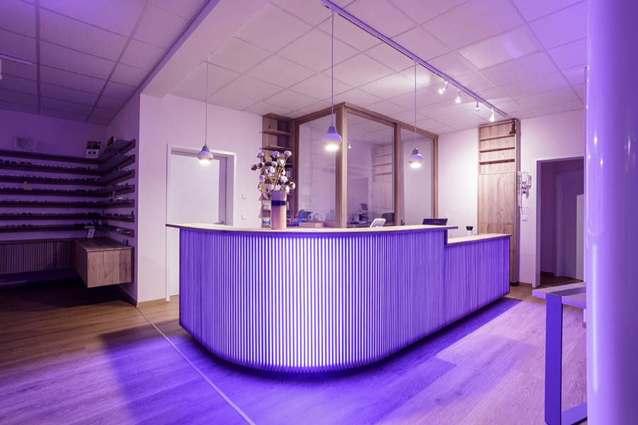 Individueller Ladenbau Ladengeschäft Planung Massivholz Optiker Beratungstisch Ladentheke Ladentresen Regale Schubladen Möbeltischlerei Hamburg woodendesign feine Möbel Tischlerei