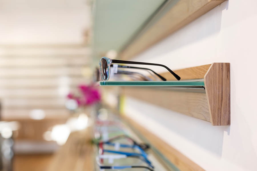 Individueller Ladenbau Ladengeschäft Planung Massivholz Optiker Beratungstisch Ladentheke Ladentresen Regale Schubladen Möbeltischlerei Hamburg woodendesign feine Möbel Tischlerei
