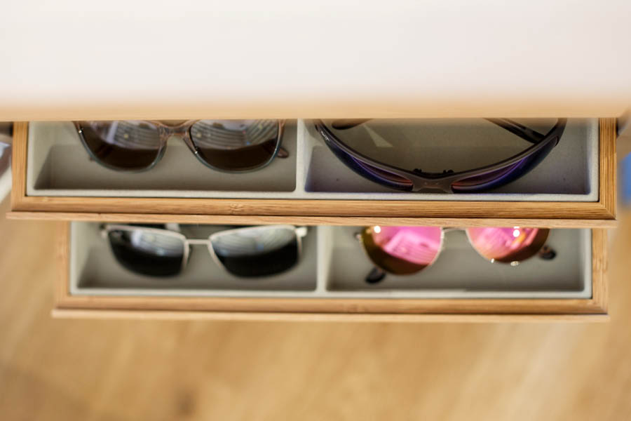 Individueller Ladenbau Ladengeschäft Planung Massivholz Optiker Beratungstisch Ladentheke Ladentresen Regale Schubladen Möbeltischlerei Hamburg woodendesign feine Möbel Tischlerei