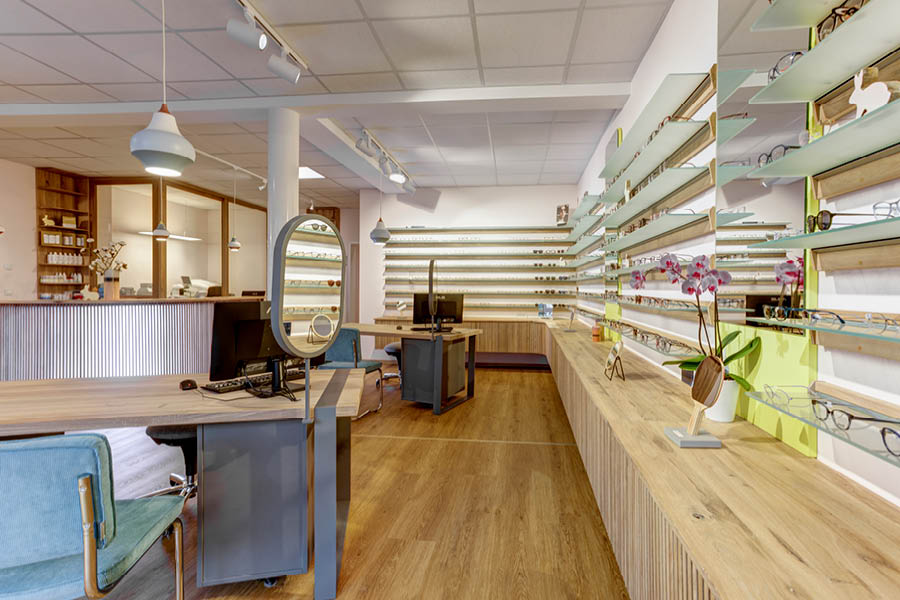 Individueller Ladenbau Ladengeschäft Planung Massivholz Optiker Beratungstisch Ladentheke Ladentresen Regale Schubladen Möbeltischlerei Hamburg woodendesign feine Möbel Tischlerei