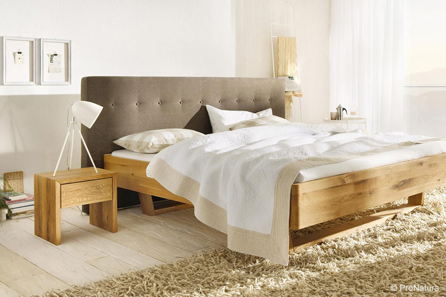 Bett und Nachttisch aus Massivholz nach Maß vom Möbeltischler aus Hamburg ProNatura-Händelr