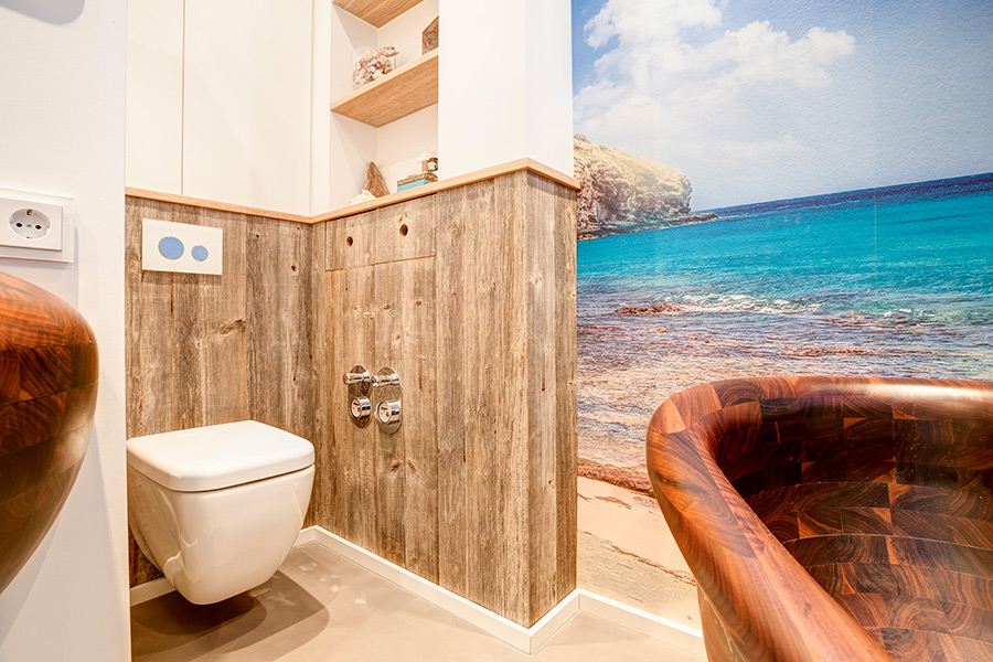 Badezimmermöbel aus Massivholz Holzwaschtisch Nussbaum Badewanne aus Holz Badezimmerschrank Möbeltischlerei woodendesign Möbeltischler Möbelmanufaktur Hamburg
