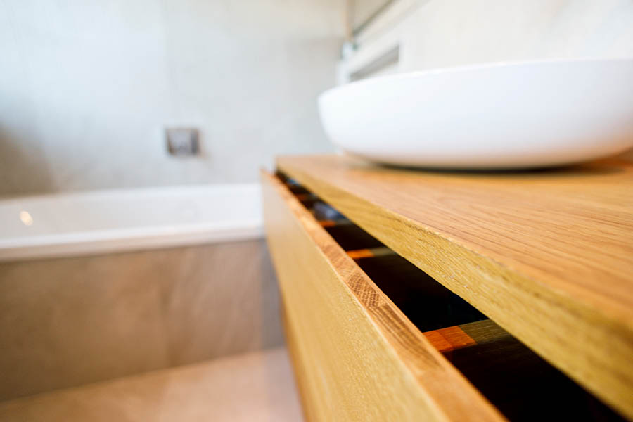 Badezimmermöbel aus Massivholz Holzwaschtisch Badewanne aus Holz Badezimmerschrank Möbeltischlerei woodendesign Möbeltischler Möbelmanufaktur Hamburg