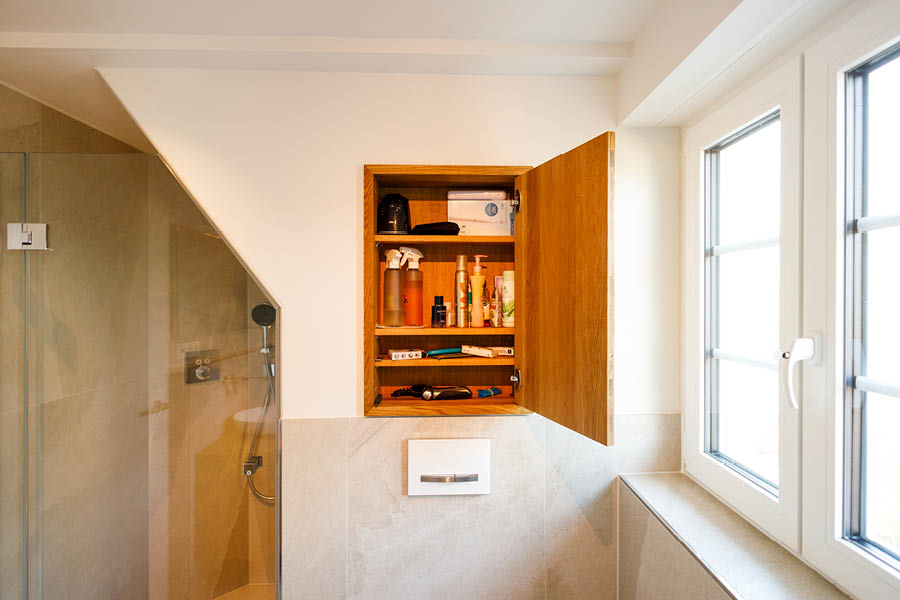 Badezimmermöbel aus Massivholz Holzwaschtisch Badewanne aus Holz Badezimmerschrank Möbeltischlerei woodendesign Möbeltischler Möbelmanufaktur Hamburg