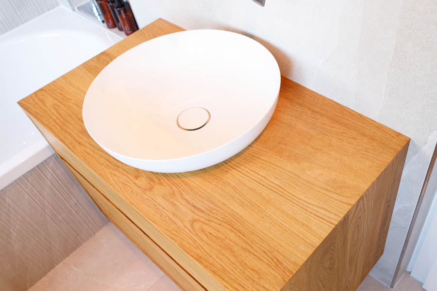 Badezimmermöbel aus Massivholz Holzwaschtisch Badewanne aus Holz Badezimmerschrank Möbeltischlerei woodendesign Möbeltischler Möbelmanufaktur Hamburg