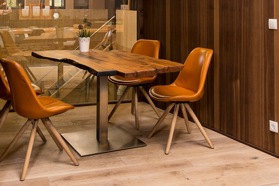 Esszimmer Möbel aus Holz Esstisch Esszimmerstühle Geschirrschrank Sideboard nach Maß aus Massivholz Möbeltischlerei woodendesign Möbeltischler Möbelmanufaktur Hamburg