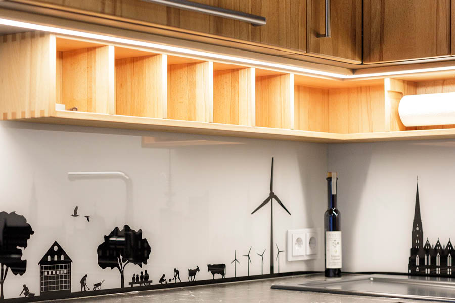 indirekte LED Beleuchtung Einbauküche nach Maß aus Massivholz individuell nach Ihren Wünschen hochwertige Qualität Möbeltischlerei woodendesign Tischler Möbeltischler Möbelmanufaktur Hamburg