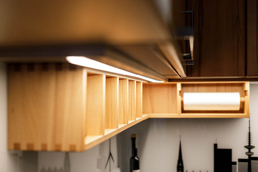 indirekte LED Beleuchtung Einbauküche nach Maß aus Massivholz individuell nach Ihren Wünschen hochwertige Qualität Möbeltischlerei woodendesign Tischler Möbeltischler Möbelmanufaktur Hamburg