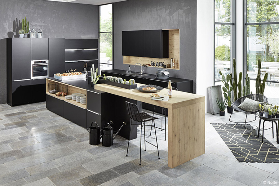 Moderne Massivholzküche in grauer und schwarzer Optik