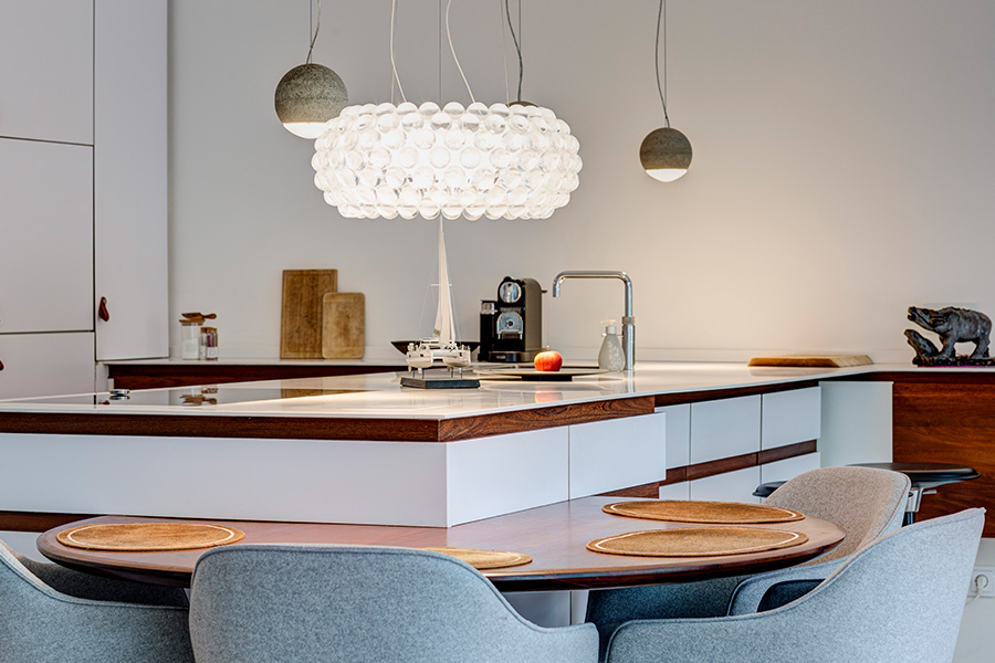 Wohnessküche mit Kücheninsel und integrierter Tischplatte aus Holz