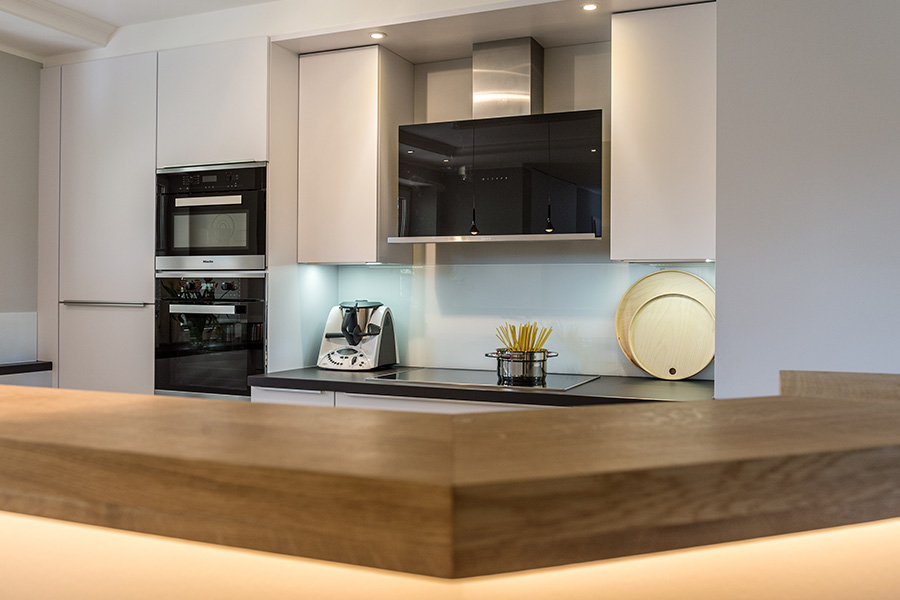 Exklusive, maßangefertigte Küche aus Voillholz von der Möbelmanufaktur woodendesign
