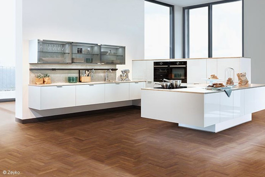 Weiße, hochglänzende Küchenschränke der Meisterklasse bei woodendesign.