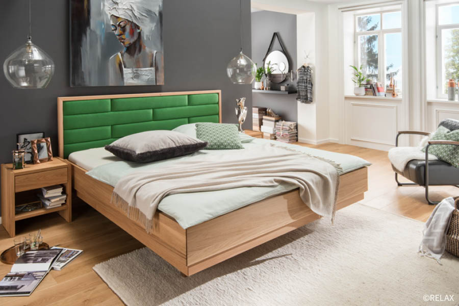 Farbenfroh einrichten Schlafzimmer Bett Kopfteil Wände Massivholz Aktuelles News Trends März 2022 Tischler Möbeltischler woodendesign Möbelmanufaktur Hamburg