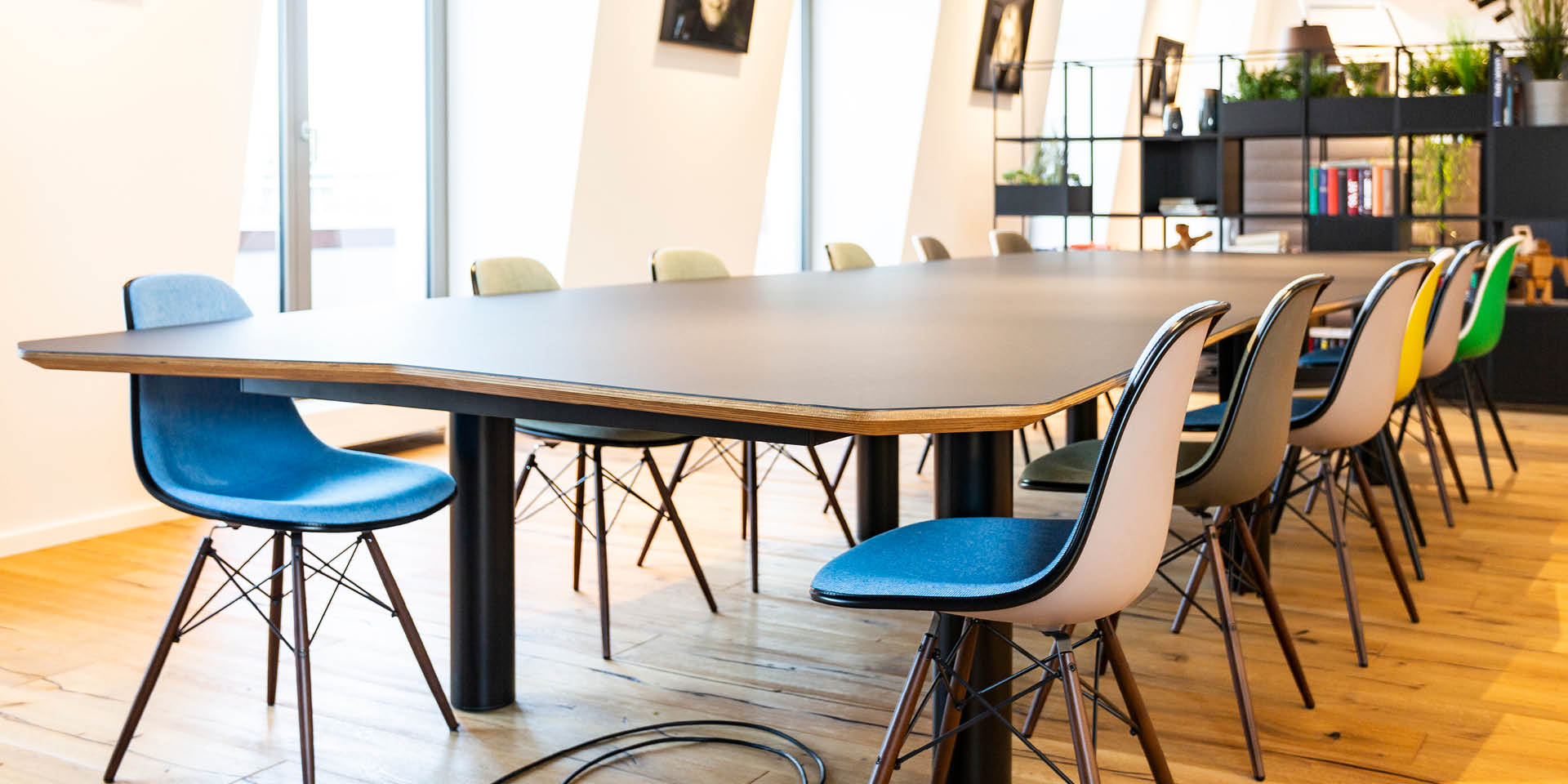 Holzmöbel Büro Konferenzraum Konferenztisch Schreibtisch natürliches Raumklima woodendesign Möbelmanufaktur Möbeltischlerei Hamburg