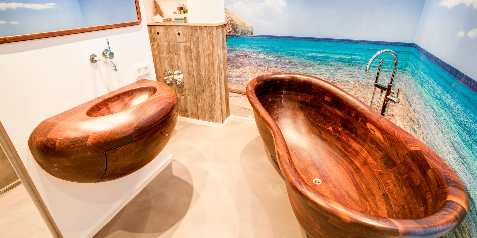 Badezimmermöbel aus Massivholz Holzwaschtisch Badewanne aus Holz Badezimmerschrank Möbeltischlerei woodendesign Möbeltischler Möbelmanufaktur Hamburg