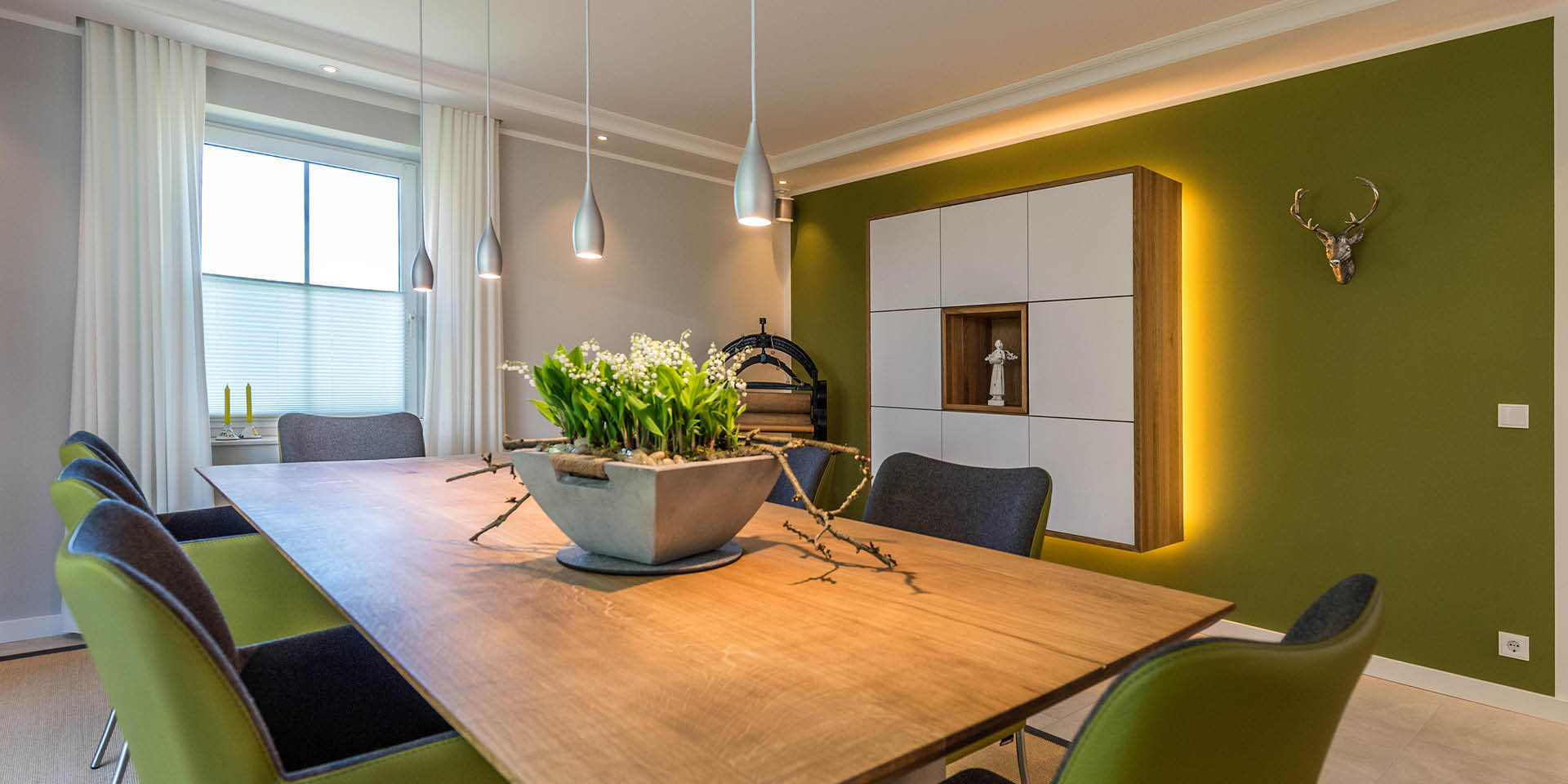 Esszimmer Möbel aus Holz Esstisch Esszimmerstühle Geschirrschrank Sideboard nach Maß aus Massivholz Möbeltischlerei woodendesign Möbeltischler Möbelmanufaktur Hamburg