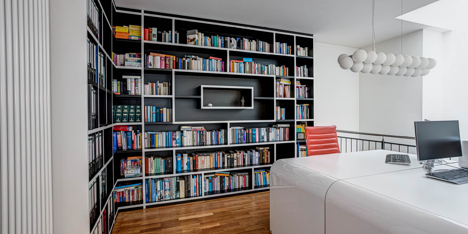 Homeoffice Arbeitsplatz Zuhause Holzmöbel Massivholz außergewöhnlich Schreibtisch Bücherregal nach Maß woodendesign Möbelmanufaktur Möbeltischlerei Hamburg